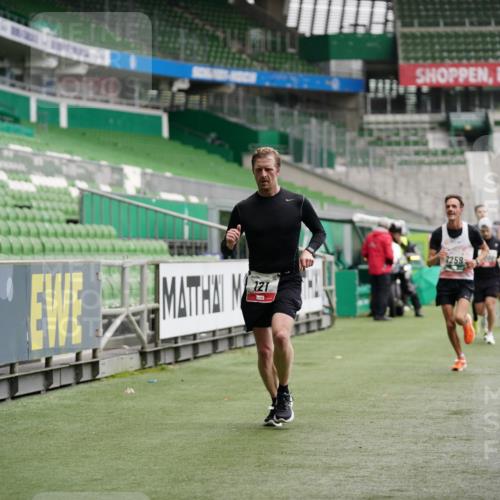 05.10.2025 - 20. swb-Marathon Bremen Michael Burmester http://msf.ph/oto/9324938 05.10.2025 12:33:11 Laufen im Stadion 121, 218, 363, 369, 650, 664, 746, 850, 908, 1070, 1372, 1494, 1617, 1889, 1913, 1928, 2000, 2033, 2267, 2682, 4251, 6957, 7259, 8582, 569, 1665 meine-sportfotos.de