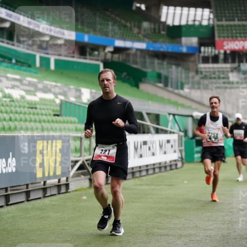 05.10.2025 - 20. swb-Marathon Bremen Michael Burmester http://msf.ph/oto/9324942 05.10.2025 12:33:12 Laufen im Stadion 121, 218, 363, 369, 650, 664, 746, 850, 908, 1070, 1372, 1494, 1617, 1889, 1913, 1928, 2000, 2033, 2267, 2682, 4251, 6957, 7259, 8582, 569, 1665 meine-sportfotos.de