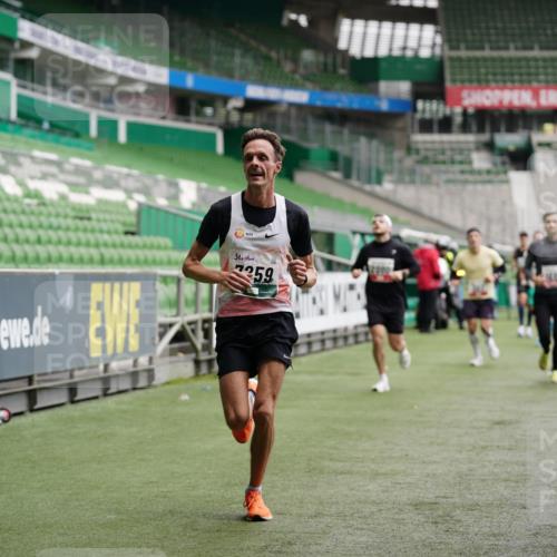 05.10.2025 - 20. swb-Marathon Bremen Michael Burmester http://msf.ph/oto/9324952 05.10.2025 12:33:14 Laufen im Stadion 121, 218, 307, 363, 369, 650, 664, 746, 850, 1070, 1372, 1494, 1617, 1889, 1913, 1928, 2000, 2033, 2267, 2682, 4251, 6957, 7259, 8582, 664, 908 meine-sportfotos.de