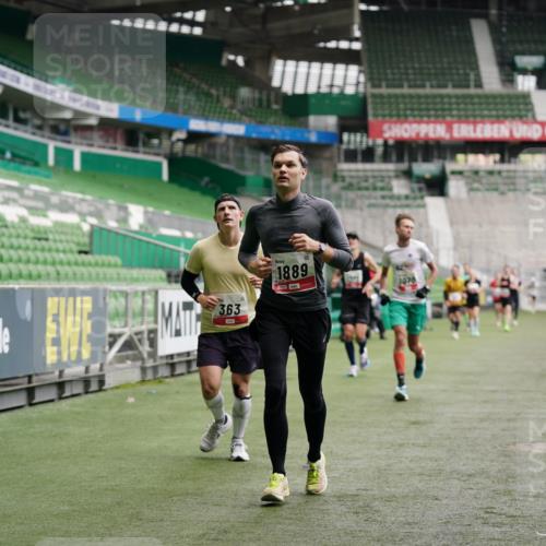 05.10.2025 - 20. swb-Marathon Bremen Michael Burmester http://msf.ph/oto/9324966 05.10.2025 12:33:19 Laufen im Stadion 121, 218, 307, 363, 369, 474, 746, 850, 900, 1070, 1360, 1372, 1494, 1617, 1889, 1913, 1928, 2000, 2033, 2267, 2682, 4251, 6957, 7259, 8582, 650, 664, 908 meine-sportfotos.de