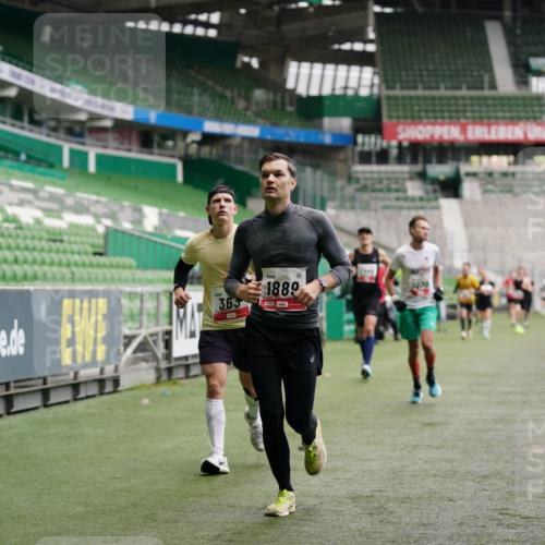 05.10.2025 - 20. swb-Marathon Bremen Michael Burmester http://msf.ph/oto/9324970 05.10.2025 12:33:19 Laufen im Stadion 121, 218, 307, 363, 369, 474, 746, 850, 900, 1070, 1360, 1372, 1494, 1617, 1889, 1913, 1928, 2000, 2033, 2267, 2682, 4251, 6957, 7259, 8582, 650, 664, 908 meine-sportfotos.de