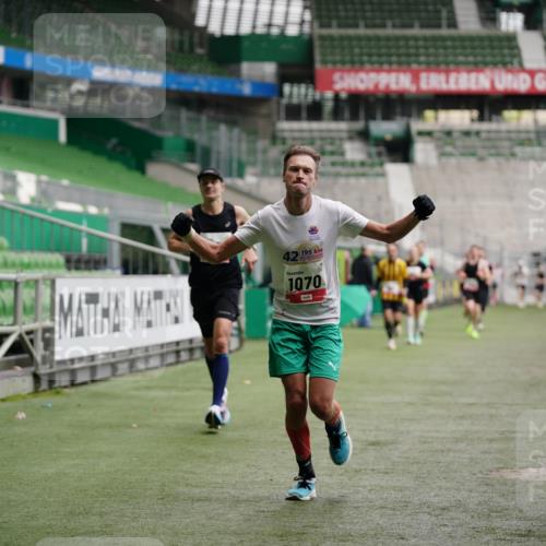 05.10.2025 - 20. swb-Marathon Bremen Michael Burmester http://msf.ph/oto/9324972 05.10.2025 12:33:21 Laufen im Stadion 121, 218, 307, 363, 369, 474, 746, 850, 900, 1070, 1360, 1372, 1494, 1617, 1889, 1913, 1928, 2000, 2033, 2267, 2682, 4251, 6957, 7259, 8582, 650, 664, 908 meine-sportfotos.de