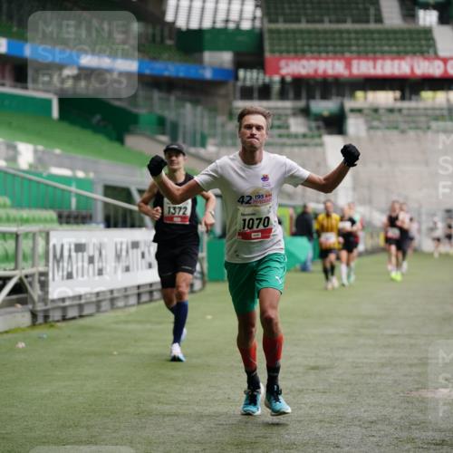 05.10.2025 - 20. swb-Marathon Bremen Michael Burmester http://msf.ph/oto/9324974 05.10.2025 12:33:21 Laufen im Stadion 121, 218, 307, 363, 369, 474, 746, 850, 900, 1070, 1360, 1372, 1494, 1617, 1889, 1913, 1928, 2000, 2033, 2267, 2682, 4251, 6957, 7259, 8582, 650, 664, 908 meine-sportfotos.de