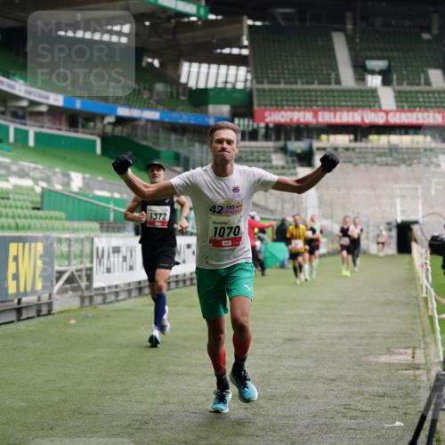 05.10.2025 - 20. swb-Marathon Bremen Michael Burmester http://msf.ph/oto/9324980 05.10.2025 12:33:22 Laufen im Stadion 121, 218, 307, 363, 369, 474, 746, 850, 900, 1070, 1360, 1372, 1494, 1617, 1889, 1913, 1928, 2000, 2033, 2267, 2682, 4251, 6957, 7259, 8582, 650, 664, 908 meine-sportfotos.de