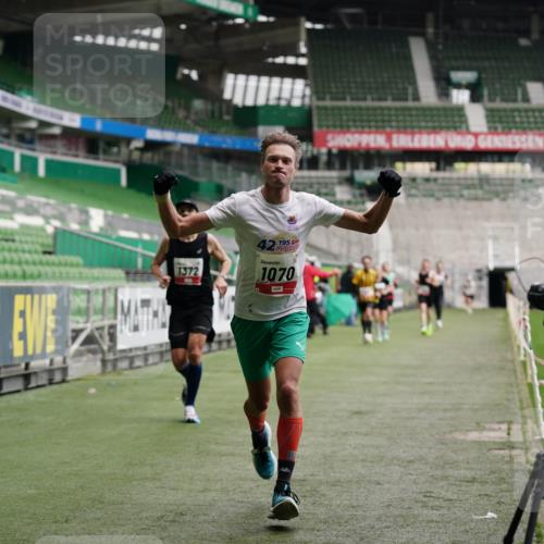 05.10.2025 - 20. swb-Marathon Bremen Michael Burmester http://msf.ph/oto/9324984 05.10.2025 12:33:22 Laufen im Stadion 121, 218, 307, 363, 369, 474, 746, 850, 900, 1070, 1360, 1372, 1494, 1617, 1889, 1913, 1928, 2000, 2033, 2267, 2682, 4251, 6957, 7259, 8582, 650, 664, 908 meine-sportfotos.de