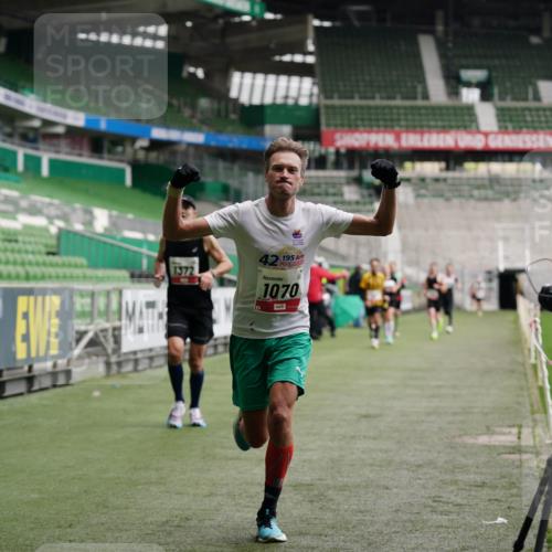 05.10.2025 - 20. swb-Marathon Bremen Michael Burmester http://msf.ph/oto/9324988 05.10.2025 12:33:22 Laufen im Stadion 121, 218, 307, 363, 369, 474, 746, 850, 900, 1070, 1360, 1372, 1494, 1617, 1889, 1913, 1928, 2000, 2033, 2267, 2682, 4251, 6957, 7259, 8582, 650, 664, 908 meine-sportfotos.de