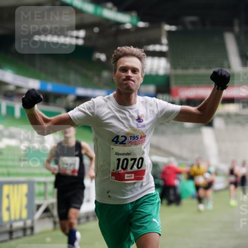 05.10.2025 - 20. swb-Marathon Bremen Michael Burmester http://msf.ph/oto/9324991 05.10.2025 12:33:23 Laufen im Stadion 121, 218, 307, 363, 369, 474, 746, 850, 900, 1070, 1360, 1372, 1494, 1617, 1889, 1913, 1928, 2000, 2033, 2267, 2682, 4251, 6957, 7259, 8582, 650, 664, 908 meine-sportfotos.de