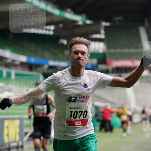 05.10.2025 - 20. swb-Marathon Bremen Michael Burmester http://msf.ph/oto/9324995 05.10.2025 12:33:23 Laufen im Stadion 121, 218, 307, 363, 369, 474, 746, 850, 900, 1070, 1360, 1372, 1494, 1617, 1889, 1913, 1928, 2000, 2033, 2267, 2682, 4251, 6957, 7259, 8582, 650, 664, 908 meine-sportfotos.de