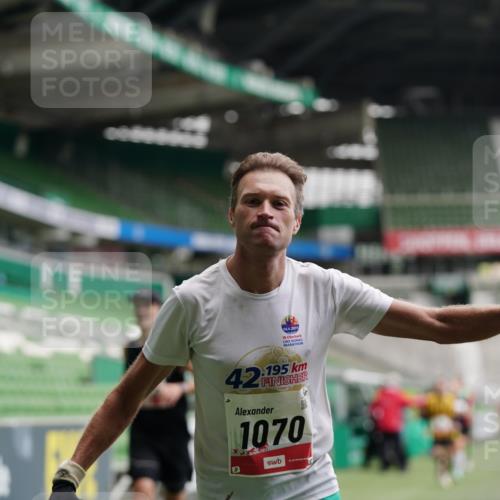 05.10.2025 - 20. swb-Marathon Bremen Michael Burmester http://msf.ph/oto/9324999 05.10.2025 12:33:23 Laufen im Stadion 121, 218, 307, 363, 369, 474, 746, 850, 900, 1070, 1360, 1372, 1494, 1617, 1889, 1913, 1928, 2000, 2033, 2267, 2682, 4251, 6957, 7259, 8582, 650, 664, 908 meine-sportfotos.de