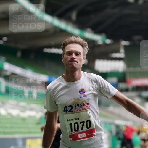 05.10.2025 - 20. swb-Marathon Bremen Michael Burmester http://msf.ph/oto/9325003 05.10.2025 12:33:23 Laufen im Stadion 121, 218, 307, 363, 369, 474, 746, 850, 900, 1070, 1360, 1372, 1494, 1617, 1889, 1913, 1928, 2000, 2033, 2267, 2682, 4251, 6957, 7259, 8582, 650, 664, 908 meine-sportfotos.de