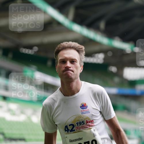 05.10.2025 - 20. swb-Marathon Bremen Michael Burmester http://msf.ph/oto/9325010 05.10.2025 12:33:23 Laufen im Stadion 121, 218, 307, 363, 369, 474, 746, 850, 900, 1070, 1360, 1372, 1494, 1617, 1889, 1913, 1928, 2000, 2033, 2267, 2682, 4251, 6957, 7259, 8582, 650, 664, 908 meine-sportfotos.de
