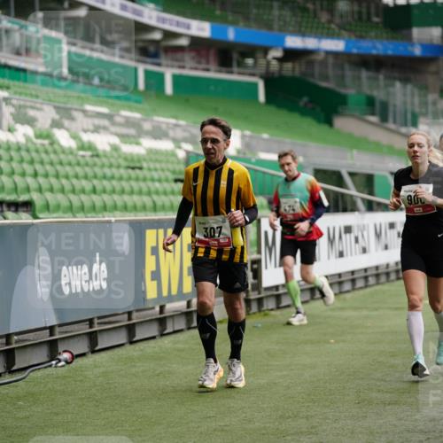05.10.2025 - 20. swb-Marathon Bremen Michael Burmester http://msf.ph/oto/9325025 05.10.2025 12:33:30 Laufen im Stadion 121, 218, 307, 363, 369, 474, 746, 850, 900, 1070, 1360, 1372, 1494, 1617, 1889, 1913, 1928, 2000, 2267, 2682, 4251, 5640, 6957, 7259, 8550, 8582, 9046, 650, 664, 908, 2033 meine-sportfotos.de