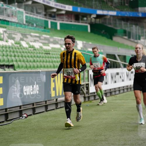 05.10.2025 - 20. swb-Marathon Bremen Michael Burmester http://msf.ph/oto/9325029 05.10.2025 12:33:30 Laufen im Stadion 121, 218, 307, 363, 369, 474, 746, 850, 900, 1070, 1360, 1372, 1494, 1617, 1889, 1913, 1928, 2000, 2267, 2682, 4251, 5640, 6957, 7259, 8550, 8582, 9046, 650, 664, 908, 2033 meine-sportfotos.de