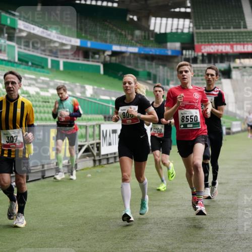 05.10.2025 - 20. swb-Marathon Bremen Michael Burmester http://msf.ph/oto/9325037 05.10.2025 12:33:32 Laufen im Stadion 121, 218, 307, 363, 369, 474, 746, 850, 900, 1070, 1360, 1372, 1494, 1617, 1889, 1913, 1928, 2000, 2267, 2682, 4251, 5640, 6957, 7259, 8550, 8582, 9046, 650, 664, 908, 2033, 2682 meine-sportfotos.de