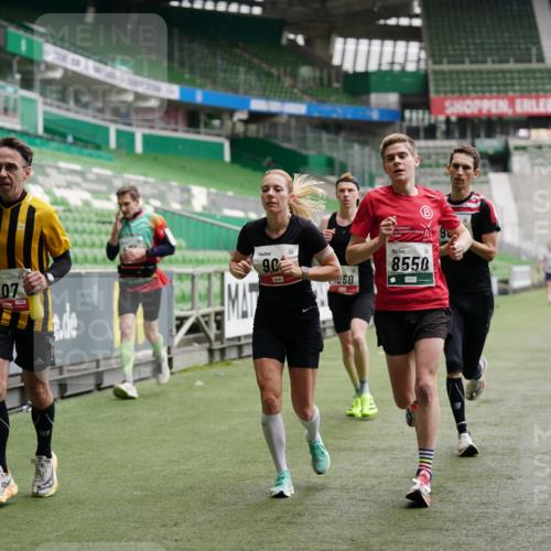 05.10.2025 - 20. swb-Marathon Bremen Michael Burmester http://msf.ph/oto/9325041 05.10.2025 12:33:32 Laufen im Stadion 121, 218, 307, 363, 369, 474, 746, 850, 900, 1070, 1360, 1372, 1494, 1617, 1889, 1913, 1928, 2000, 2267, 2682, 4251, 5640, 6957, 7259, 8550, 8582, 9046, 650, 664, 908, 2033, 2682 meine-sportfotos.de