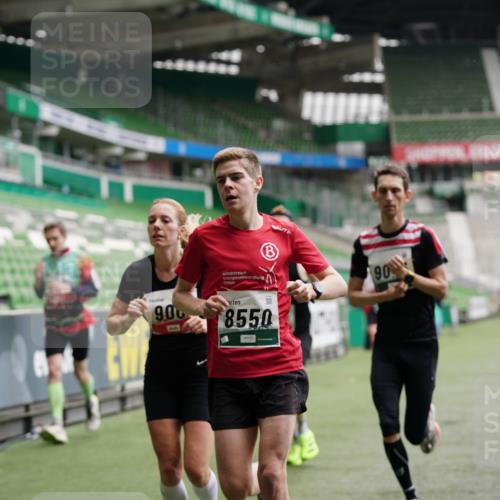 05.10.2025 - 20. swb-Marathon Bremen Michael Burmester http://msf.ph/oto/9325050 05.10.2025 12:33:32 Laufen im Stadion 121, 218, 307, 363, 369, 474, 746, 850, 900, 1070, 1360, 1372, 1494, 1617, 1889, 1913, 1928, 2000, 2267, 2682, 4251, 5640, 6957, 7259, 8550, 8582, 9046, 650, 664, 908, 2033, 2682 meine-sportfotos.de