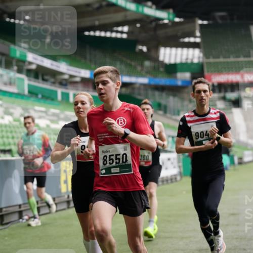 05.10.2025 - 20. swb-Marathon Bremen Michael Burmester http://msf.ph/oto/9325054 05.10.2025 12:33:32 Laufen im Stadion 121, 218, 307, 363, 369, 474, 746, 850, 900, 1070, 1360, 1372, 1494, 1617, 1889, 1913, 1928, 2000, 2267, 2682, 4251, 5640, 6957, 7259, 8550, 8582, 9046, 650, 664, 908, 2033, 2682 meine-sportfotos.de