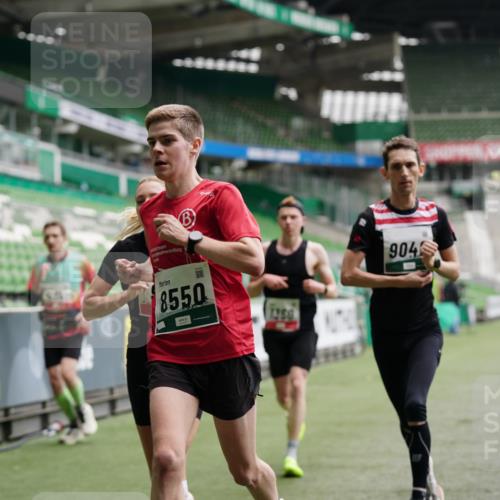 05.10.2025 - 20. swb-Marathon Bremen Michael Burmester http://msf.ph/oto/9325058 05.10.2025 12:33:33 Laufen im Stadion 121, 218, 307, 363, 369, 474, 746, 850, 900, 1070, 1360, 1372, 1494, 1617, 1889, 1913, 1928, 2000, 2267, 4251, 5640, 6957, 7259, 8550, 8582, 9046, 650, 664, 908, 2033, 2682 meine-sportfotos.de