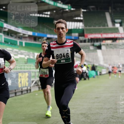 05.10.2025 - 20. swb-Marathon Bremen Michael Burmester http://msf.ph/oto/9325061 05.10.2025 12:33:33 Laufen im Stadion 121, 218, 307, 363, 369, 474, 746, 850, 900, 1070, 1360, 1372, 1494, 1617, 1889, 1913, 1928, 2000, 2267, 4251, 5640, 6957, 7259, 8550, 8582, 9046, 650, 664, 908, 2033, 2682 meine-sportfotos.de