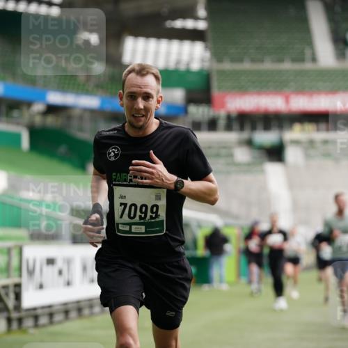 05.10.2025 - 20. swb-Marathon Bremen Michael Burmester http://msf.ph/oto/9325063 05.10.2025 12:44:15 Laufen im Stadion 288, 329, 506, 539, 548, 917, 1196, 1992, 2092, 2249, 3150, 3982, 4422, 5014, 5908, 7099, 7373, 7525, 7949, 8030, 8275, 577, 628, 706, 1641, 2967, 3435, 3580, 4369, 4631, 4867, 5287, 5495, 5815, 5988, 6224, 6385, 6912, 7668, 7816, 7834, 8593, 9095 meine-sportfotos.de