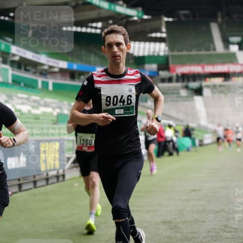 05.10.2025 - 20. swb-Marathon Bremen Michael Burmester http://msf.ph/oto/9325065 05.10.2025 12:33:33 Laufen im Stadion 121, 218, 307, 363, 369, 474, 746, 850, 900, 1070, 1360, 1372, 1494, 1617, 1889, 1913, 1928, 2000, 2267, 4251, 5640, 6957, 7259, 8550, 8582, 9046, 650, 664, 908, 2033, 2682 meine-sportfotos.de