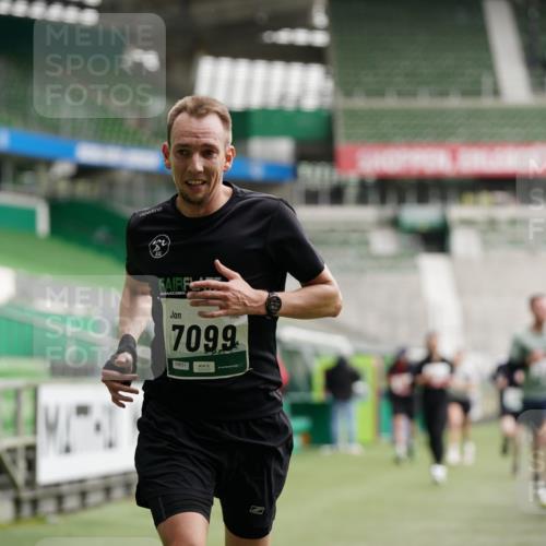 05.10.2025 - 20. swb-Marathon Bremen Michael Burmester http://msf.ph/oto/9325067 05.10.2025 12:44:15 Laufen im Stadion 288, 329, 506, 539, 548, 917, 1196, 1992, 2092, 2249, 3150, 3982, 4422, 5014, 5908, 7099, 7373, 7525, 7949, 8030, 8275, 577, 628, 706, 1641, 2967, 3435, 3580, 4369, 4631, 4867, 5287, 5495, 5815, 5988, 6224, 6385, 6912, 7668, 7816, 7834, 8593, 9095 meine-sportfotos.de