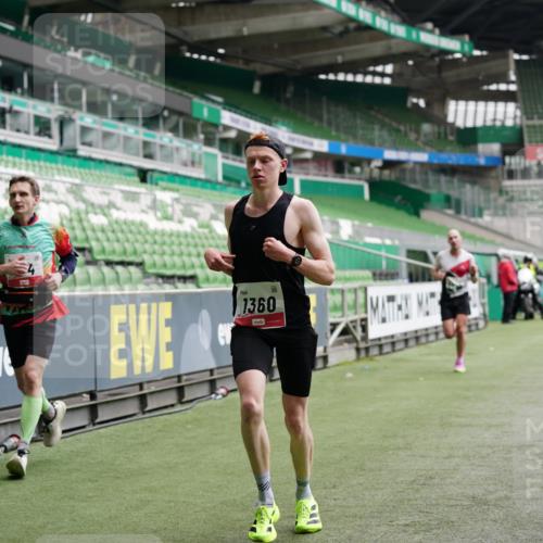 05.10.2025 - 20. swb-Marathon Bremen Michael Burmester http://msf.ph/oto/9325069 05.10.2025 12:33:34 Laufen im Stadion 121, 218, 307, 363, 369, 474, 746, 838, 850, 900, 1070, 1360, 1372, 1494, 1617, 1889, 1913, 1928, 2000, 2267, 4251, 5640, 6957, 7259, 8550, 8582, 9046, 650, 664, 2033, 2682 meine-sportfotos.de