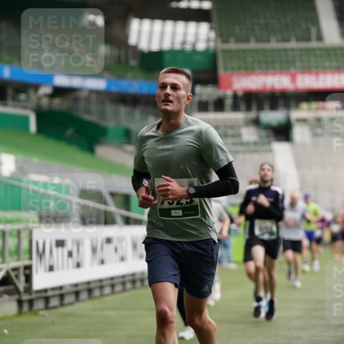05.10.2025 - 20. swb-Marathon Bremen Michael Burmester http://msf.ph/oto/9325079 05.10.2025 12:44:20 Laufen im Stadion 288, 329, 506, 539, 548, 642, 657, 917, 1196, 1992, 2092, 2249, 3150, 3219, 3251, 3982, 4422, 5908, 6633, 7099, 7373, 7525, 7949, 8030, 8169, 8275, 8351, 8382, 577, 706, 2967, 3435, 3580, 4369, 4631, 4867, 5014, 5287, 5495, 5815, 5988, 6224, 6385, 6912, 7816, 7834, 8593, 9095 meine-sportfotos.de