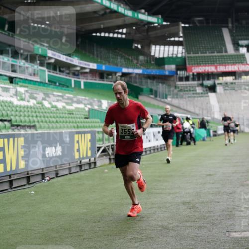 05.10.2025 - 20. swb-Marathon Bremen Michael Burmester http://msf.ph/oto/9325139 05.10.2025 12:33:49 Laufen im Stadion 121, 218, 307, 363, 474, 838, 900, 993, 1070, 1338, 1339, 1360, 1372, 1617, 1889, 1913, 2000, 2267, 3552, 4251, 5640, 6957, 6984, 7259, 7442, 8550, 8582, 9046, 369, 746, 850, 1494, 1928, 2682 meine-sportfotos.de