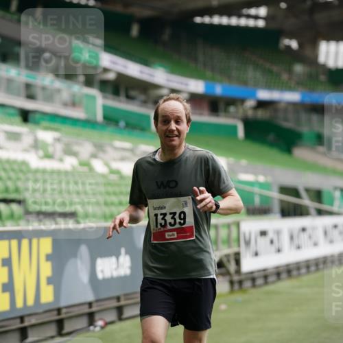 05.10.2025 - 20. swb-Marathon Bremen Michael Burmester http://msf.ph/oto/9325187 05.10.2025 12:34:01 Laufen im Stadion 307, 363, 474, 838, 900, 993, 1034, 1070, 1338, 1339, 1360, 1372, 1444, 2000, 3552, 5640, 6984, 7259, 7442, 8550, 9046, 121, 218, 1617, 1889, 1913, 2000, 2267, 4251, 6957, 8582 meine-sportfotos.de
