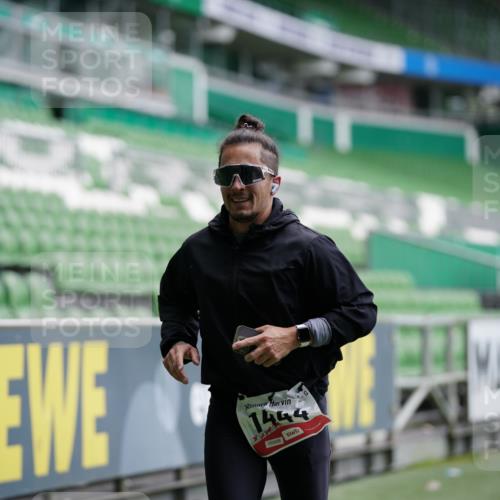 05.10.2025 - 20. swb-Marathon Bremen Michael Burmester http://msf.ph/oto/9325223 05.10.2025 12:34:11 Laufen im Stadion 307, 474, 838, 900, 993, 1034, 1338, 1339, 1360, 1444, 2151, 3552, 5640, 6984, 7442, 8550, 9046, 121, 363, 1070, 1372, 1617, 1889, 1913, 2000, 2267, 4251, 6957, 7259, 8582 meine-sportfotos.de