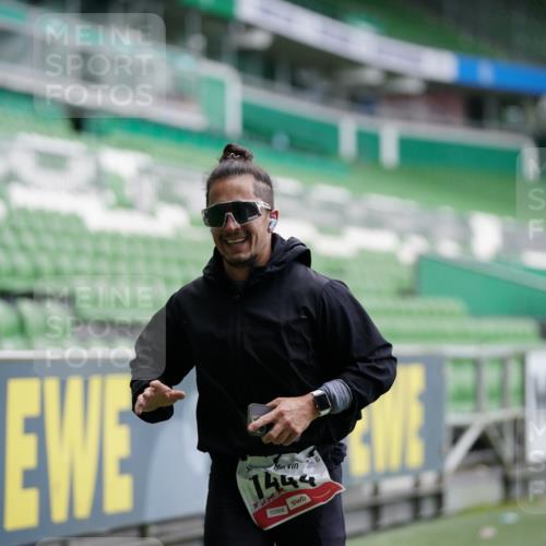 05.10.2025 - 20. swb-Marathon Bremen Michael Burmester http://msf.ph/oto/9325227 05.10.2025 12:34:11 Laufen im Stadion 307, 474, 838, 900, 993, 1034, 1338, 1339, 1360, 1444, 2151, 3552, 5640, 6984, 7442, 8550, 9046, 121, 363, 1070, 1372, 1617, 1889, 1913, 2000, 2267, 4251, 6957, 7259, 8582 meine-sportfotos.de