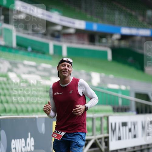 05.10.2025 - 20. swb-Marathon Bremen Michael Burmester http://msf.ph/oto/9325239 05.10.2025 12:34:23 Laufen im Stadion 838, 870, 925, 993, 1034, 1221, 1338, 1339, 1444, 2151, 3552, 5608, 5640, 6927, 6984, 7442, 8550, 9046, 307, 363, 474, 900, 1070, 1360, 1372, 7259 meine-sportfotos.de