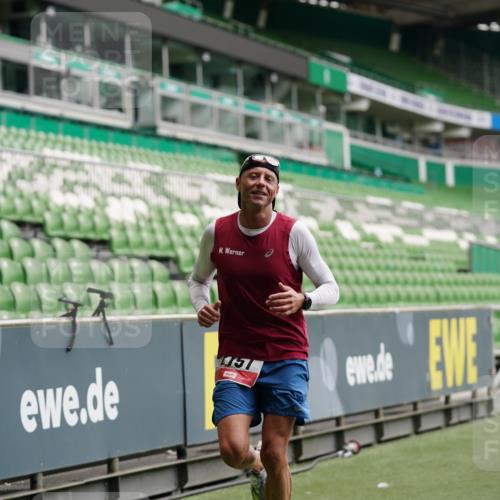 05.10.2025 - 20. swb-Marathon Bremen Michael Burmester http://msf.ph/oto/9325244 05.10.2025 12:34:24 Laufen im Stadion 838, 870, 925, 993, 1034, 1221, 1338, 1339, 1444, 2151, 3552, 5608, 5640, 6927, 6984, 7442, 8550, 9046, 307, 363, 474, 900, 1070, 1360, 1372, 7259 meine-sportfotos.de