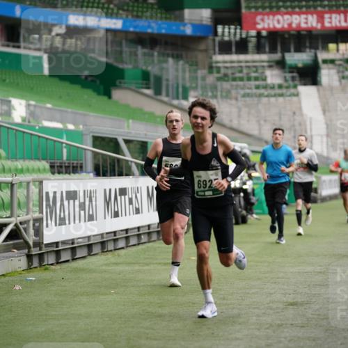 05.10.2025 - 20. swb-Marathon Bremen Michael Burmester http://msf.ph/oto/9325259 05.10.2025 12:34:27 Laufen im Stadion 838, 870, 925, 993, 1034, 1221, 1338, 1339, 1444, 2151, 3552, 5608, 5640, 6927, 6984, 7442, 307, 474, 900, 1070, 1360, 1372, 7259, 8550, 9046 meine-sportfotos.de