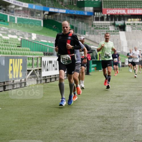 05.10.2025 - 20. swb-Marathon Bremen Michael Burmester http://msf.ph/oto/9325262 05.10.2025 12:44:43 Laufen im Stadion 109, 329, 506, 539, 548, 642, 657, 819, 917, 1631, 2013, 2092, 2188, 2666, 2719, 3150, 3219, 3251, 3327, 3342, 3982, 4358, 4422, 5908, 6302, 6633, 7099, 7373, 7525, 8030, 8169, 8351, 8382, 9130, 288, 1196, 2249, 7949 meine-sportfotos.de