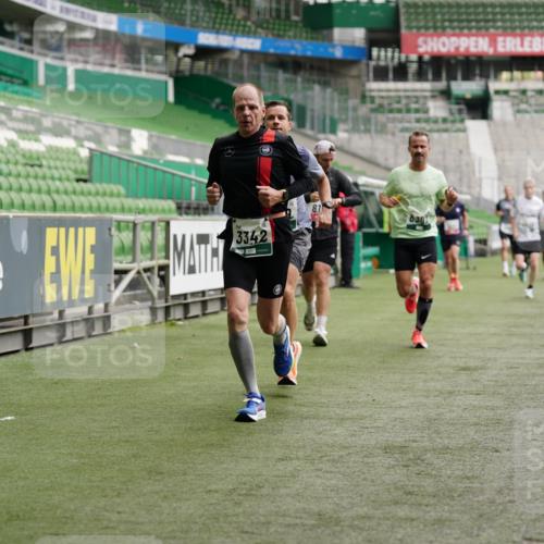 05.10.2025 - 20. swb-Marathon Bremen Michael Burmester http://msf.ph/oto/9325266 05.10.2025 12:44:43 Laufen im Stadion 109, 329, 506, 539, 548, 642, 657, 819, 917, 1631, 2013, 2092, 2188, 2666, 2719, 3150, 3219, 3251, 3327, 3342, 3982, 4358, 4422, 5908, 6302, 6633, 7099, 7373, 7525, 8030, 8169, 8351, 8382, 9130, 288, 1196, 2249, 7949 meine-sportfotos.de