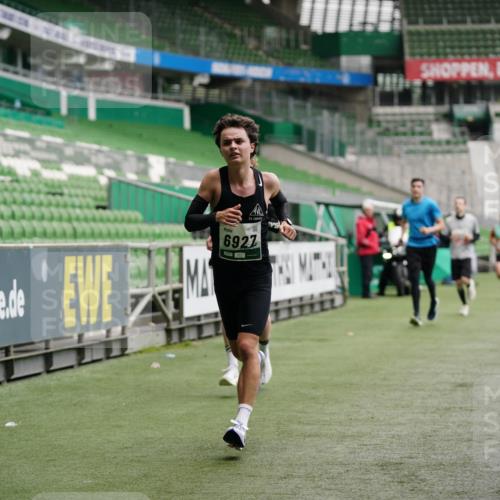 05.10.2025 - 20. swb-Marathon Bremen Michael Burmester http://msf.ph/oto/9325267 05.10.2025 12:34:28 Laufen im Stadion 838, 870, 925, 993, 1034, 1221, 1338, 1339, 1444, 2151, 3552, 5608, 5640, 6927, 6984, 7442, 307, 474, 900, 1070, 1360, 1372, 7259, 8550, 9046 meine-sportfotos.de