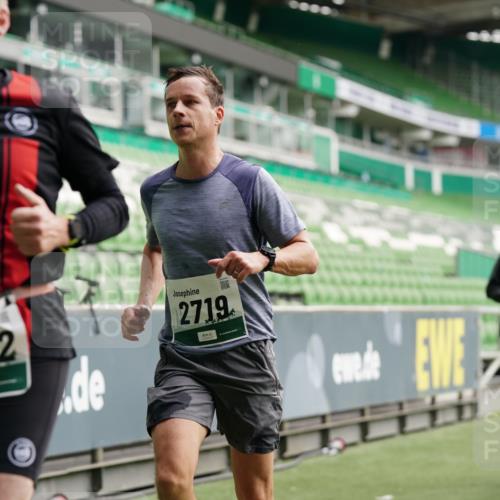 05.10.2025 - 20. swb-Marathon Bremen Michael Burmester http://msf.ph/oto/9325287 05.10.2025 12:44:46 Laufen im Stadion 109, 329, 506, 539, 642, 657, 819, 917, 1631, 2013, 2092, 2188, 2666, 2719, 3150, 3219, 3251, 3327, 3342, 3982, 4358, 4422, 4571, 6302, 6633, 6996, 7099, 7373, 7525, 8169, 8351, 8382, 8828, 9130, 288, 548, 1196, 2249, 5908, 7949, 8030 meine-sportfotos.de