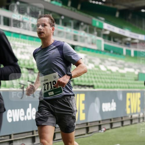 05.10.2025 - 20. swb-Marathon Bremen Michael Burmester http://msf.ph/oto/9325291 05.10.2025 12:44:46 Laufen im Stadion 109, 329, 506, 539, 642, 657, 819, 917, 1631, 2013, 2092, 2188, 2666, 2719, 3150, 3219, 3251, 3327, 3342, 3982, 4358, 4422, 4571, 6302, 6633, 6996, 7099, 7373, 7525, 8169, 8351, 8382, 8828, 9130, 288, 548, 1196, 2249, 5908, 7949, 8030 meine-sportfotos.de