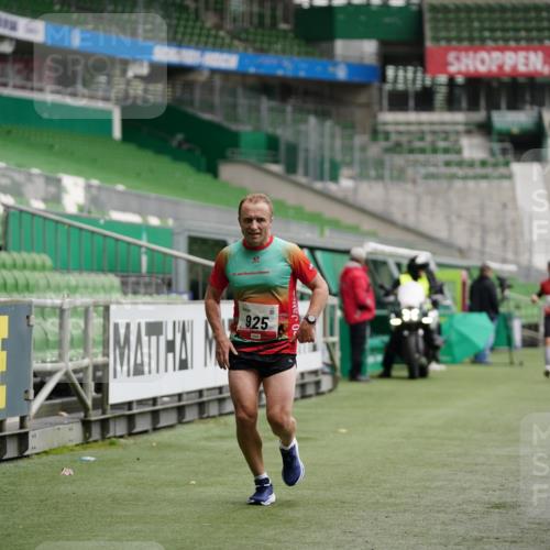 05.10.2025 - 20. swb-Marathon Bremen Michael Burmester http://msf.ph/oto/9325302 05.10.2025 12:34:36 Laufen im Stadion 328, 870, 925, 993, 1034, 1221, 1338, 1339, 1444, 2151, 3552, 5608, 6927, 6984, 7442, 474, 838, 1338, 1360, 5640, 8550, 9046 meine-sportfotos.de