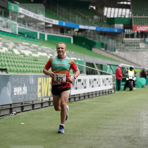 05.10.2025 - 20. swb-Marathon Bremen Michael Burmester http://msf.ph/oto/9325309 05.10.2025 12:34:38 Laufen im Stadion 328, 870, 925, 993, 1034, 1221, 1339, 1444, 2151, 3552, 5608, 6927, 7442, 838, 1338, 1360, 5640, 6984, 8550, 9046 meine-sportfotos.de