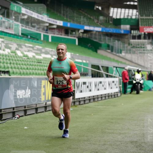 05.10.2025 - 20. swb-Marathon Bremen Michael Burmester http://msf.ph/oto/9325314 05.10.2025 12:34:38 Laufen im Stadion 328, 870, 925, 993, 1034, 1221, 1339, 1444, 2151, 3552, 5608, 6927, 7442, 838, 1338, 1360, 5640, 6984, 8550, 9046 meine-sportfotos.de