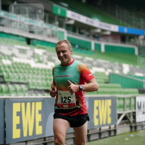 05.10.2025 - 20. swb-Marathon Bremen Michael Burmester http://msf.ph/oto/9325318 05.10.2025 12:34:39 Laufen im Stadion 328, 870, 925, 993, 1034, 1221, 1339, 1444, 2151, 3552, 5608, 6927, 7442, 838, 1338, 5640, 6984, 7442, 8550, 9046 meine-sportfotos.de