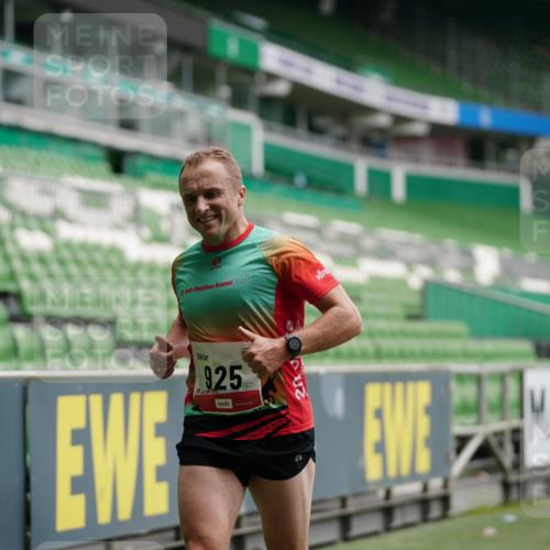 05.10.2025 - 20. swb-Marathon Bremen Michael Burmester http://msf.ph/oto/9325321 05.10.2025 12:34:39 Laufen im Stadion 328, 870, 925, 993, 1034, 1221, 1339, 1444, 2151, 3552, 5608, 6927, 7442, 838, 1338, 5640, 6984, 7442, 8550, 9046 meine-sportfotos.de