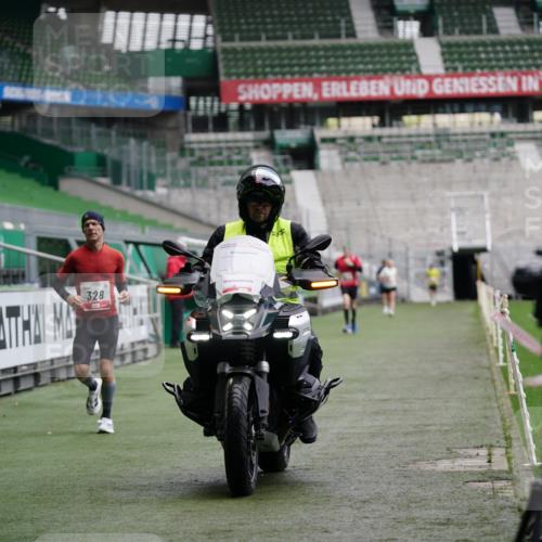 05.10.2025 - 20. swb-Marathon Bremen Michael Burmester http://msf.ph/oto/9325325 05.10.2025 12:34:45 Laufen im Stadion 328, 870, 925, 1034, 1221, 1232, 1339, 1444, 2151, 5608, 6927, 838, 993, 1338, 3552, 5640, 6984, 7442, 8550, 9046 meine-sportfotos.de