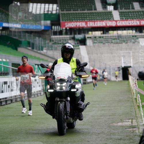 05.10.2025 - 20. swb-Marathon Bremen Michael Burmester http://msf.ph/oto/9325329 05.10.2025 12:34:45 Laufen im Stadion 328, 870, 925, 1034, 1221, 1232, 1339, 1444, 2151, 5608, 6927, 838, 993, 1338, 3552, 5640, 6984, 7442, 8550, 9046 meine-sportfotos.de