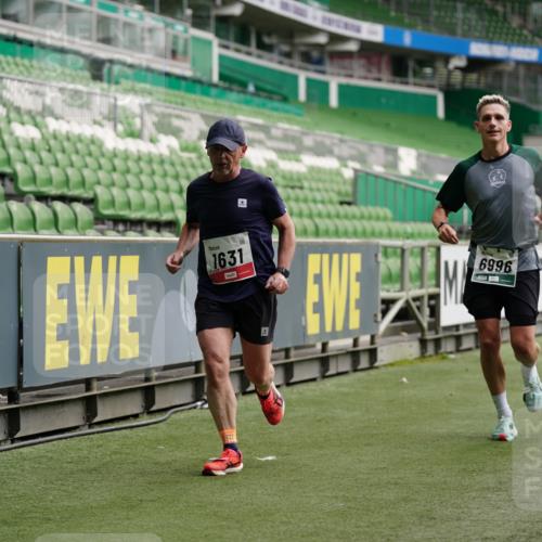 05.10.2025 - 20. swb-Marathon Bremen Michael Burmester http://msf.ph/oto/9325335 05.10.2025 12:44:52 Laufen im Stadion 109, 506, 539, 642, 657, 819, 917, 1055, 1631, 2013, 2188, 2666, 2719, 3150, 3218, 3219, 3251, 3327, 3342, 3982, 4358, 4422, 4571, 6302, 6633, 6996, 7099, 7525, 8169, 8351, 8382, 8828, 9130, 329, 548, 1196, 2092, 2249, 4422, 5908, 7373, 7949, 8030 meine-sportfotos.de