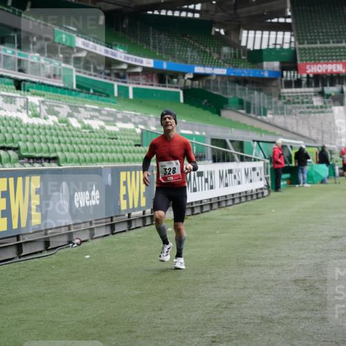 05.10.2025 - 20. swb-Marathon Bremen Michael Burmester http://msf.ph/oto/9325338 05.10.2025 12:34:47 Laufen im Stadion 328, 870, 925, 1034, 1221, 1232, 1339, 1444, 2151, 5608, 6927, 838, 993, 1338, 1339, 3552, 5640, 6984, 7442 meine-sportfotos.de