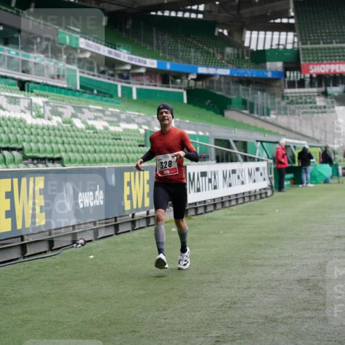 05.10.2025 - 20. swb-Marathon Bremen Michael Burmester http://msf.ph/oto/9325342 05.10.2025 12:34:47 Laufen im Stadion 328, 870, 925, 1034, 1221, 1232, 1339, 1444, 2151, 5608, 6927, 838, 993, 1338, 1339, 3552, 5640, 6984, 7442 meine-sportfotos.de